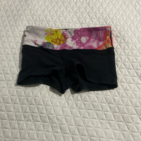Lululemon reversible shorts - Picture 1 of 3